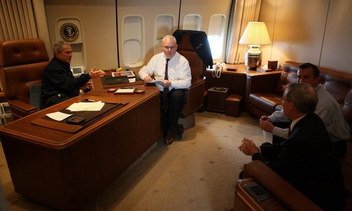Prezident George W. Bush, Bill McGurn, Stephen Hadley a Ed Gillespie v Kanceláři prezidenta na palubě Air Force One při cestě do Bahrajnu leden 2008.  ( Foto ©: White House photo by Eric Draper )