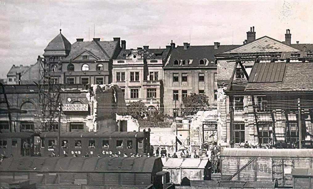 Následky bombardování ve městě Pardubice  (Foto ©: Archiv Vychodočeské muzeum Pardubice)