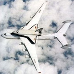 Antonov An-225 Mrija s kosmoplánem Buran na svém hřbetu.