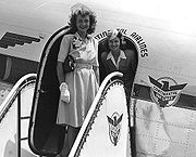 stewardka s cestující na schůdkách u DC-3. Den matek 1950. ( Foto ©: Starsovertexas )