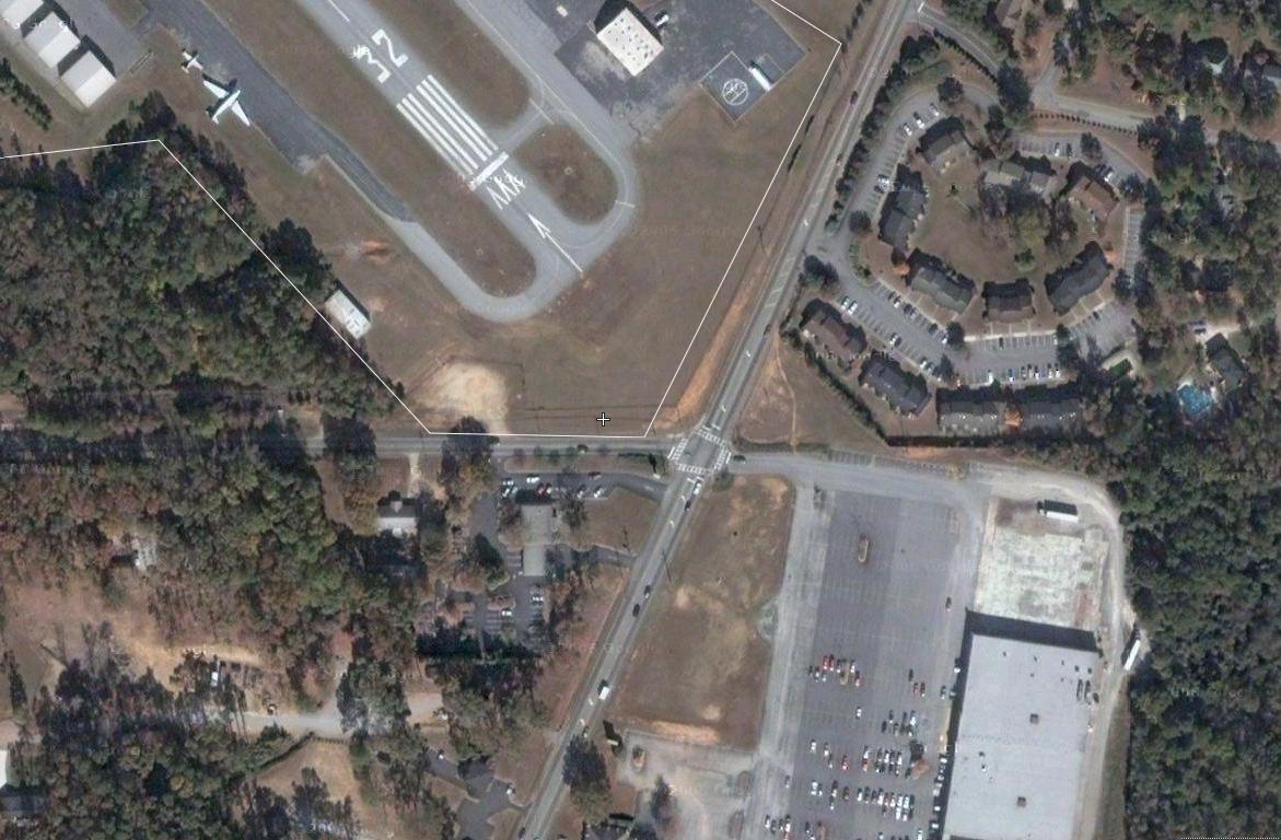 Dnešní pohled na jihovýchodní část letiště v Griffinu, v pravém dolním rohu, stála budova do které ATL N83FA narazil.