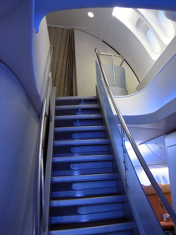 Osvětlené schodiště na horní palubu u Boeing B747-8I ( Foto ©: Chung Webster )