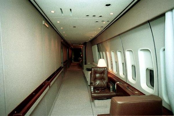 Koridor na levé straně letadla s prostorem pro dva agenty tajné služby. ( Foto ©: Neznámý )